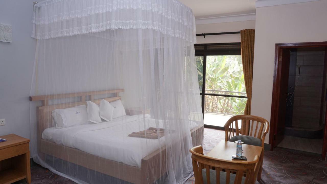 Cepha'S Inn Kabale Esterno foto