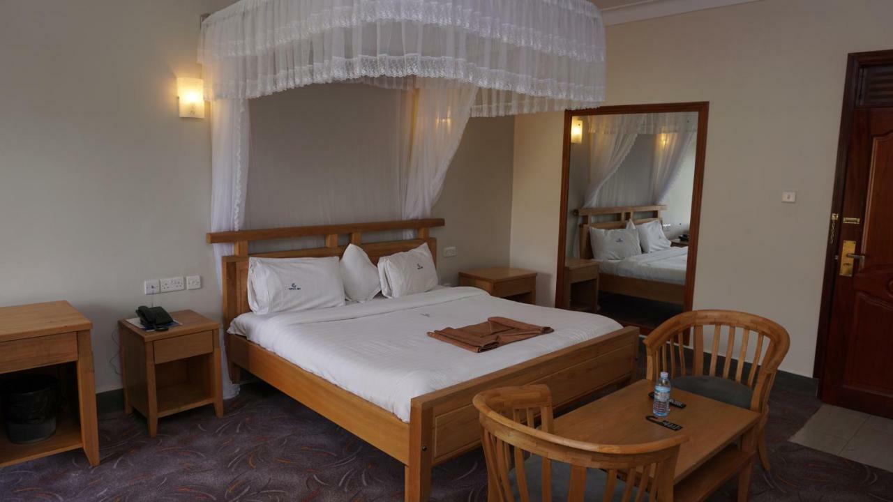 Cepha'S Inn Kabale Esterno foto